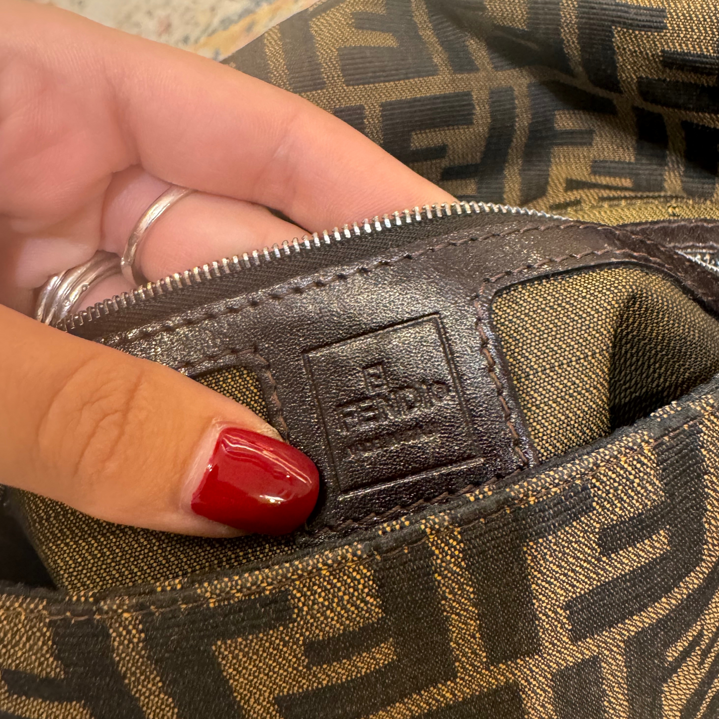 BAGUETTE FENDI TELA ZUCCA