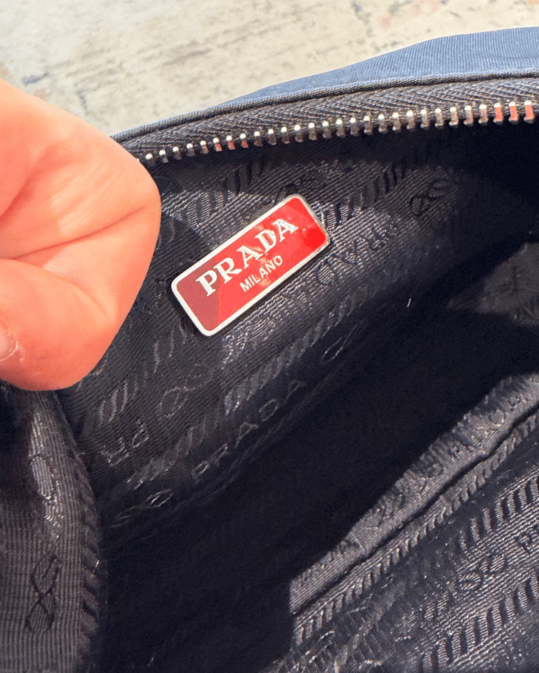PRADA RE-EDITION 2005 NERA LOGO ROSSO