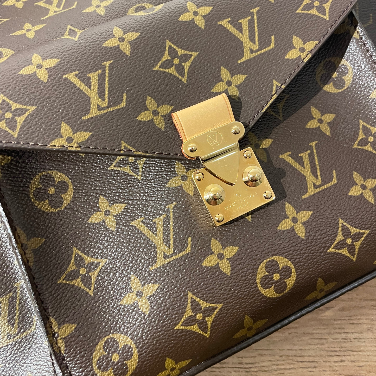 METIS HOBO LOUISVUITTON