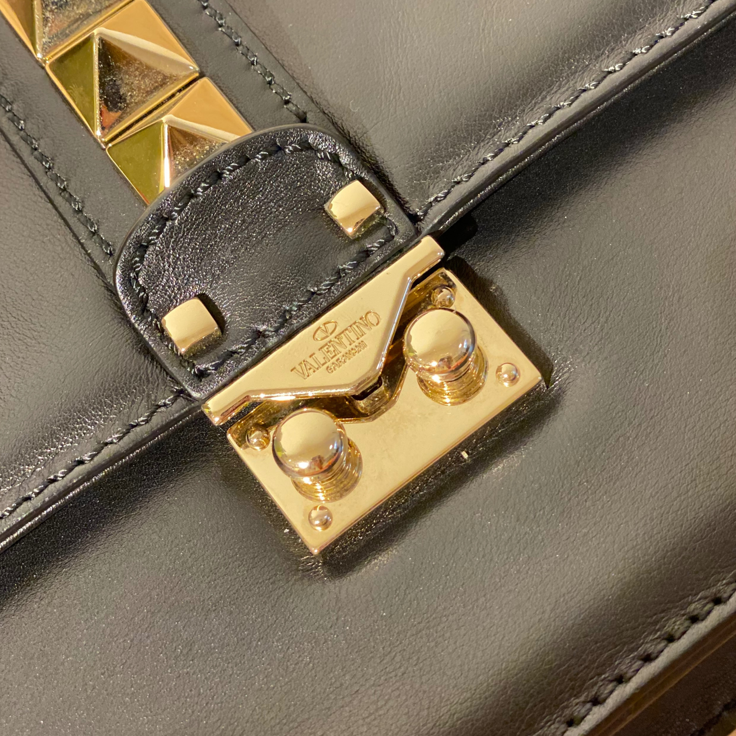 VALENTINO GLAM LOCK MEDIA