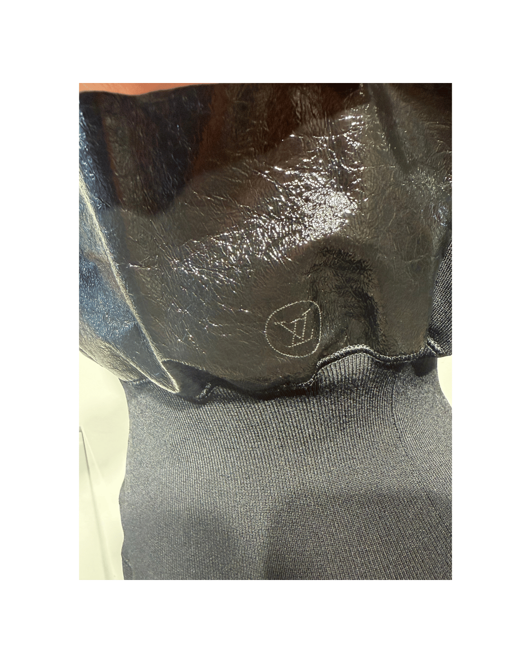 ABITO LOUIS VUITTON CON DETTAGLIO IN PELLE LUCIDA