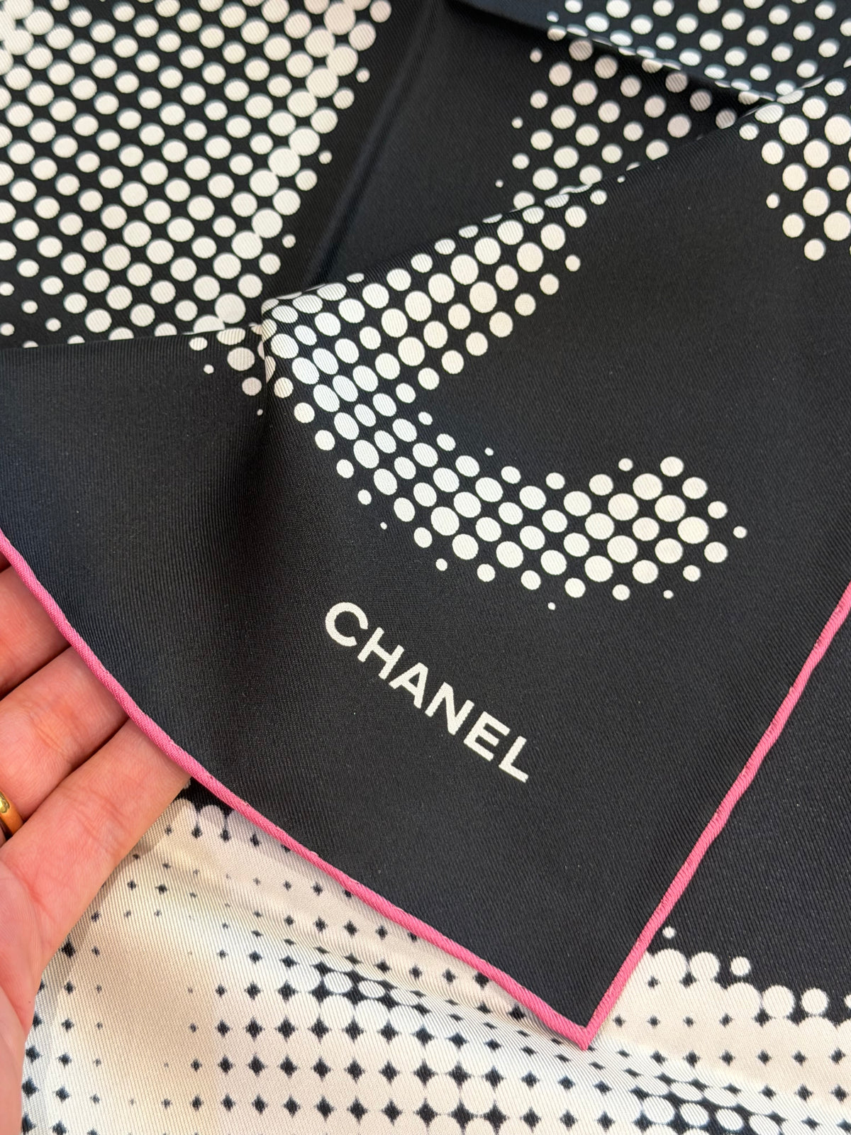 FOULARD CHANEL SETA NERO STAMPA GRAFICA TONI NERO