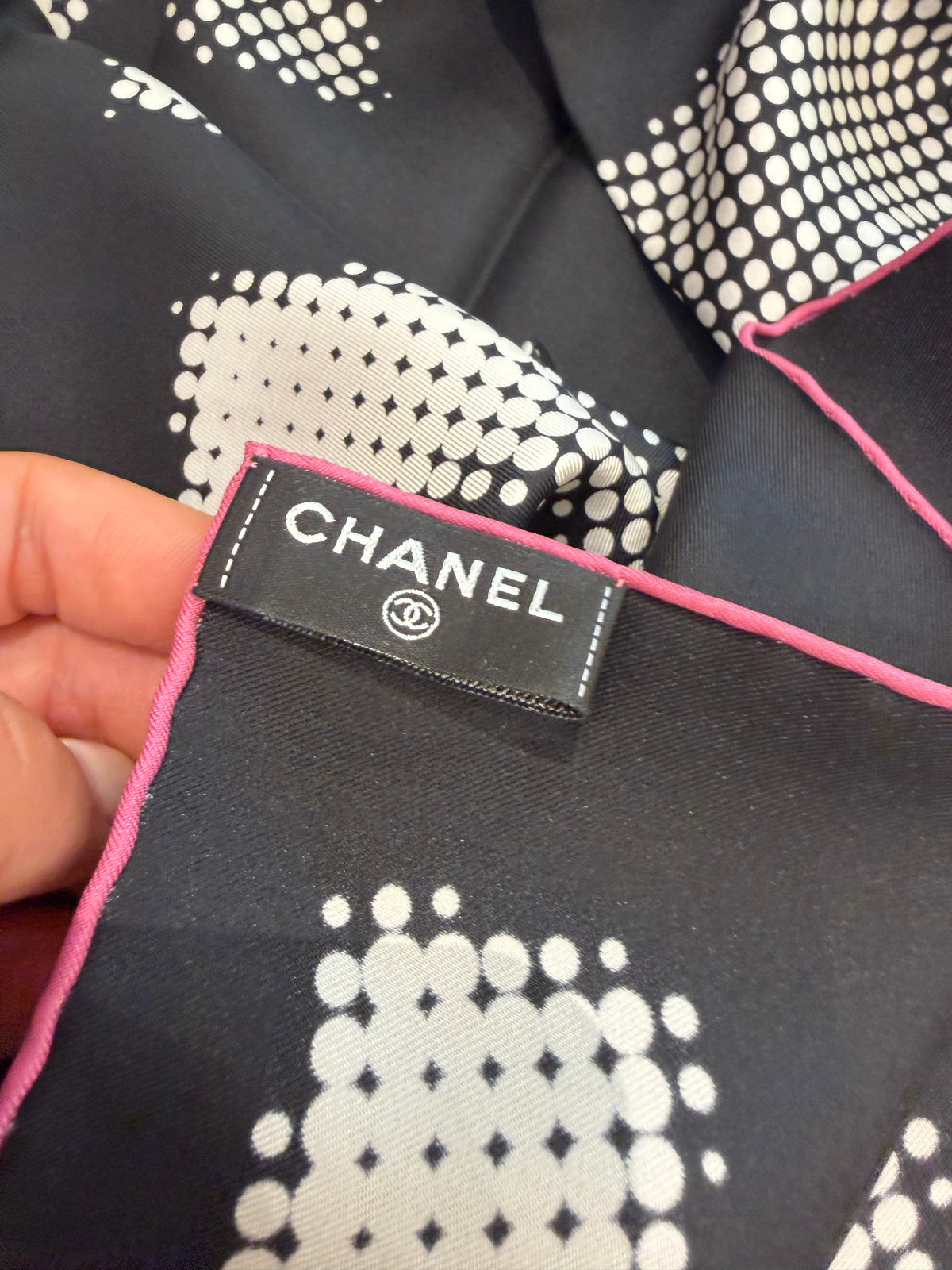 FOULARD CHANEL SETA NERO STAMPA GRAFICA TONI NERO