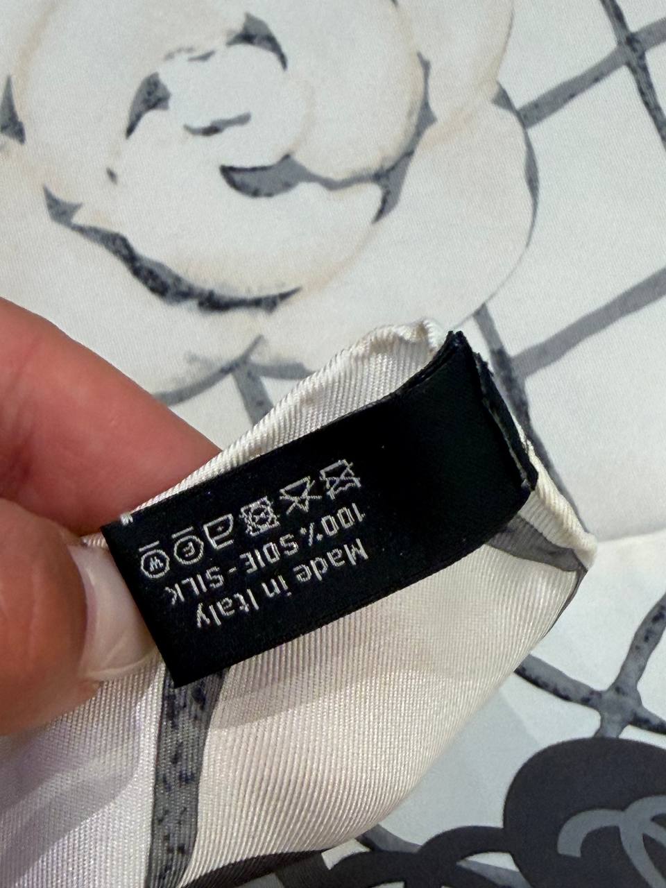 FOULARD CHANEL CAMÉLIA BIANCO NERO