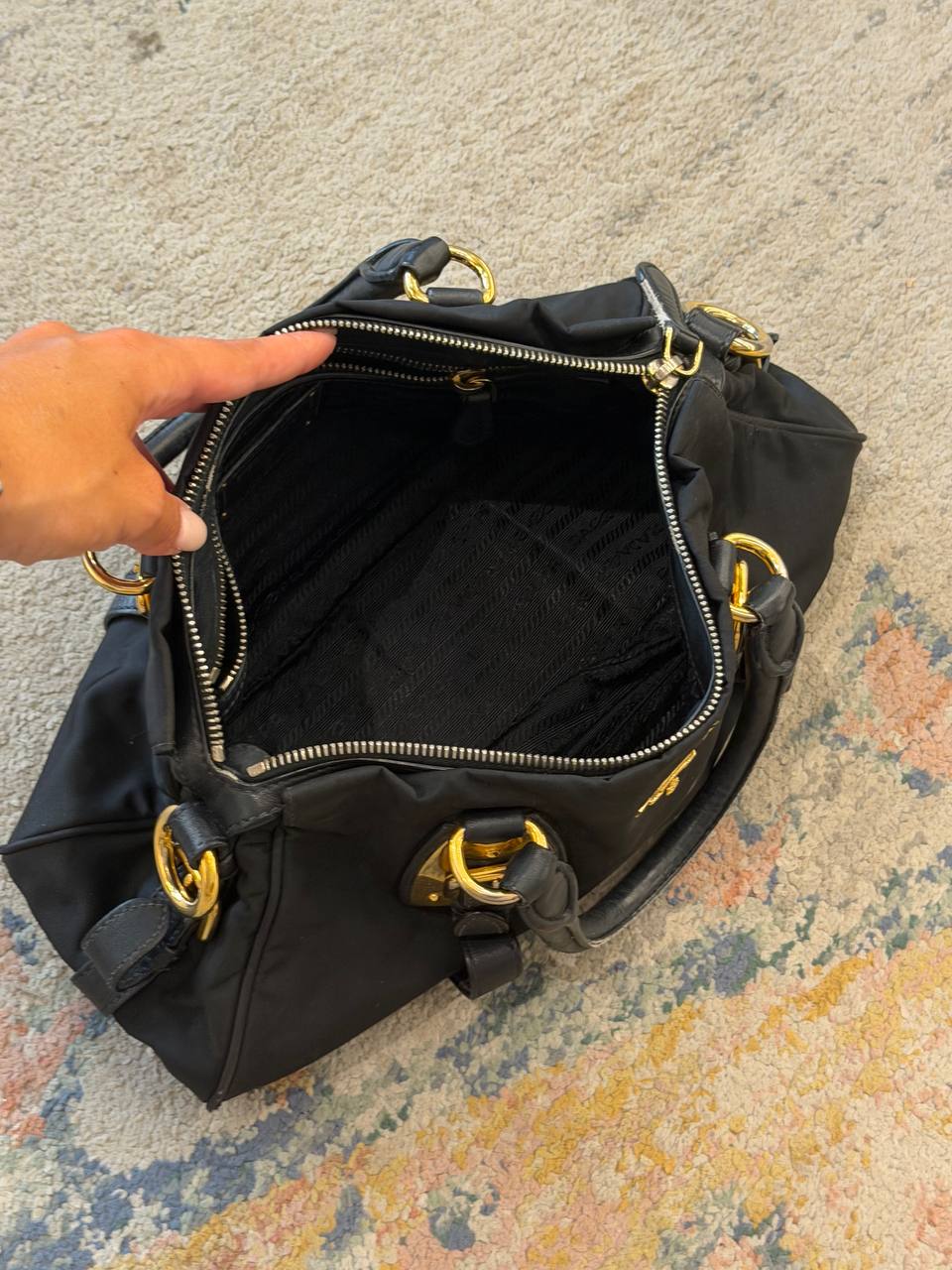 BORSA PRADA IN NYLON NERA HARDWARE DORATO