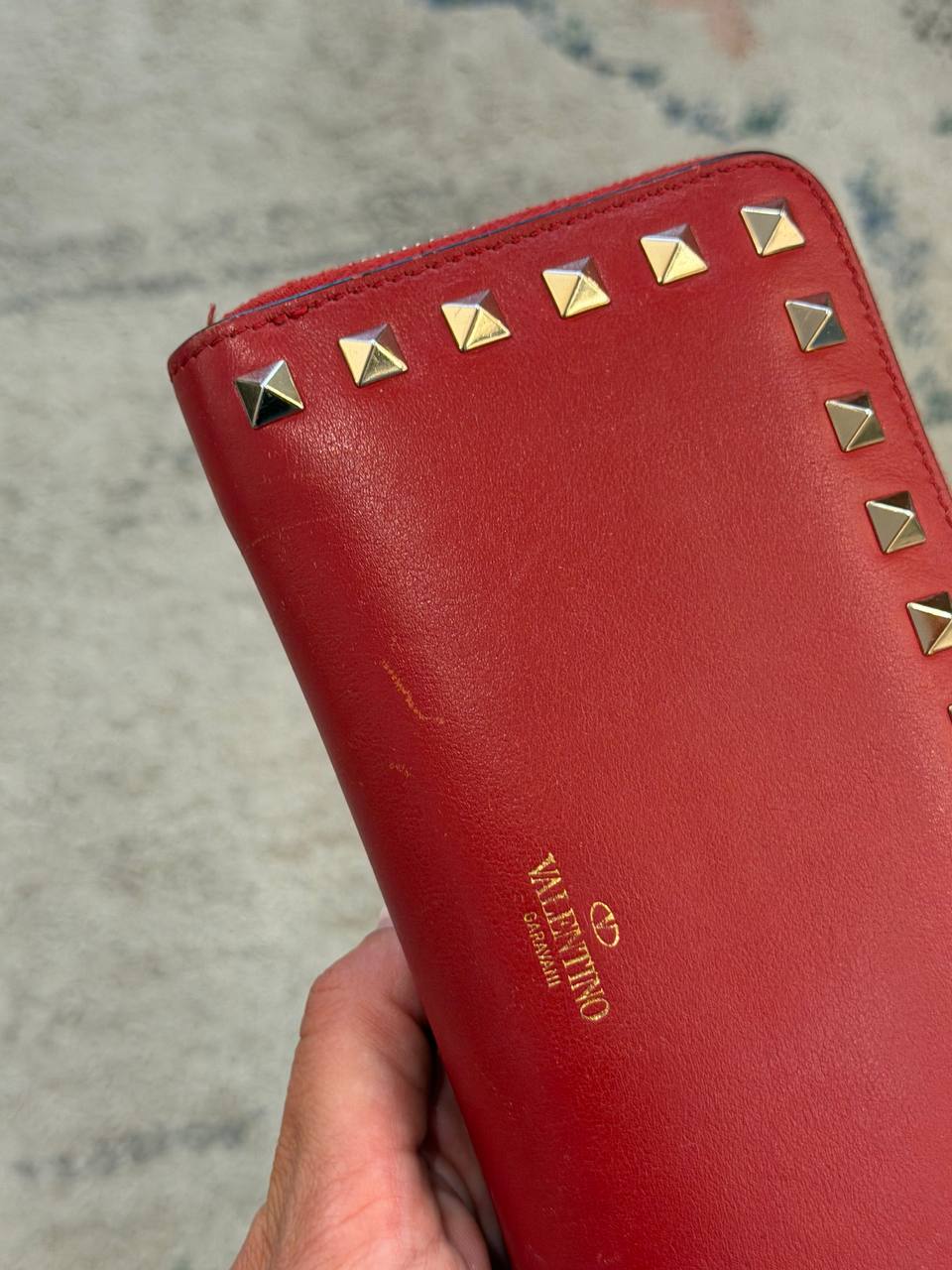 PORTAFOGLIO VALENTINO ROCKSTUD ZIP COLOR CILIEGIA