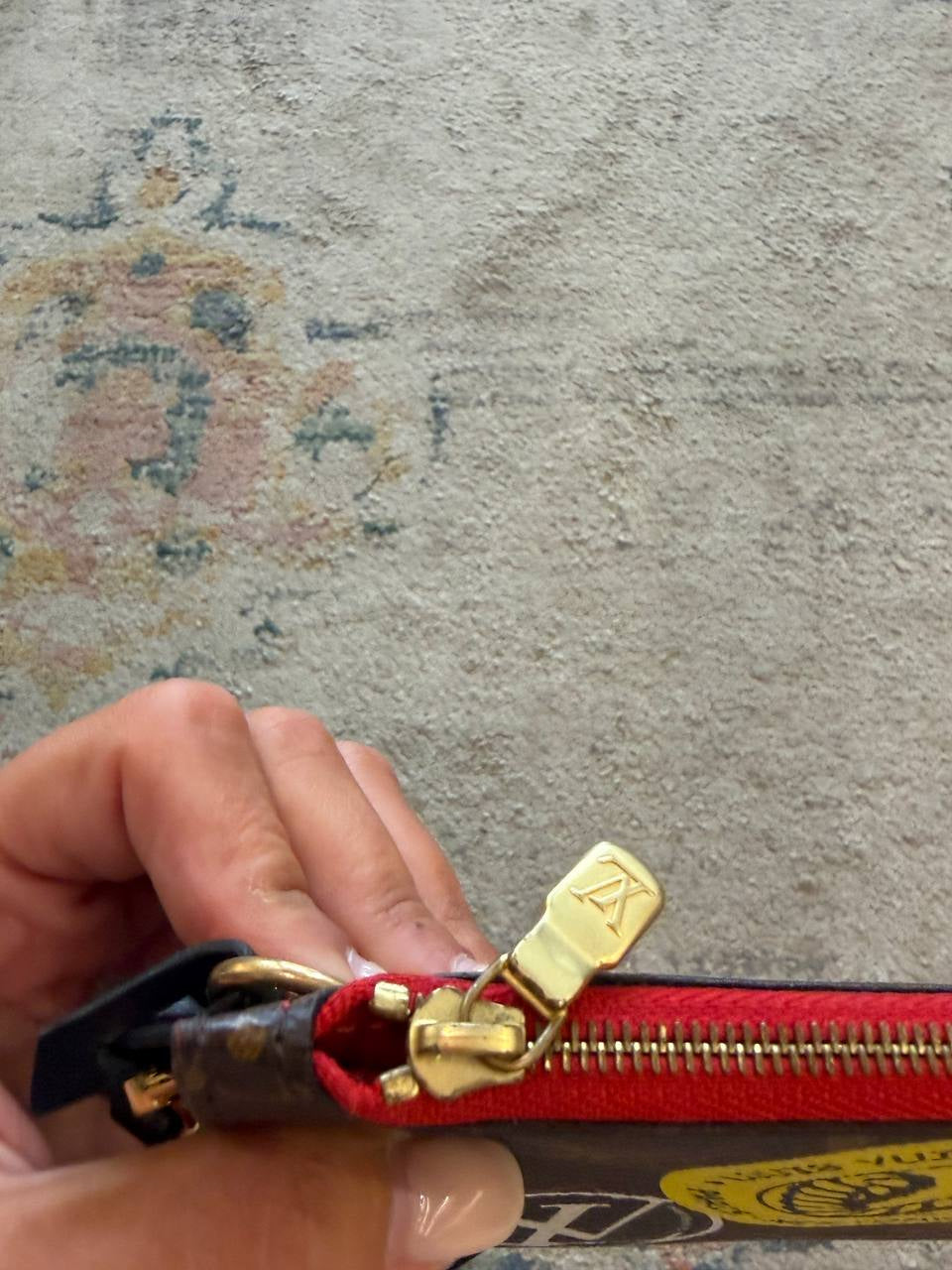 POCHETTE PIATTA LOUIS VUITTON MONOGRAM WORLD TOUR LIMITED EDITION